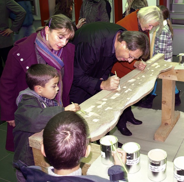 Die Besucher der Ausstellung in der Sp...sen ein gelbes Gesamtkunstwerk wird.    | Foto: Marion Pfordt