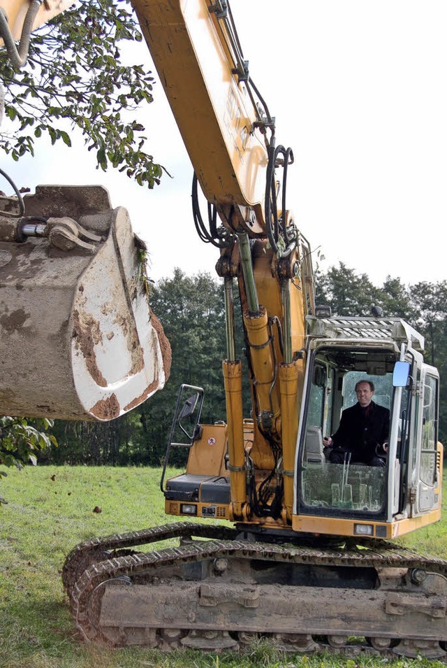 &#8222;Baggerbiss&#8220; mit Landrat T...A-98-Baus oberhalb von Murg begonnen.   | Foto: Elisabeth Willers