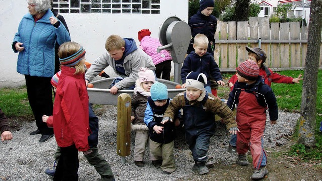 Tierisch freuen sich die Kinder ber d... Jlle von der Pfalzer-Gruppe (links)   | Foto: Nicole Mai