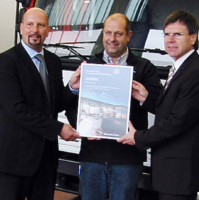 von links: Peter Bauer, Geschftsfhre...; berreichung der Truck-Works-Urkunde  | Foto: Privat