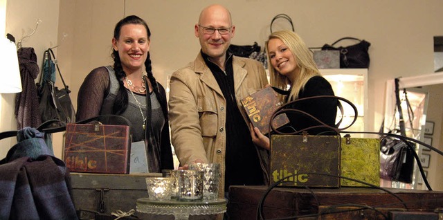 Designer Christoph Geisel prsentiert ...ate aus seiner Holzhandtaschen-Serie.   | Foto: Kornelia Schiller