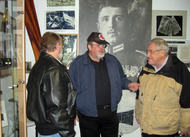 Heinz Braun (Mitte), Vorsitzender des ...lmnner&#8220; im neuen Vereinsmuseum.  | Foto: Ingeborg Grziwa