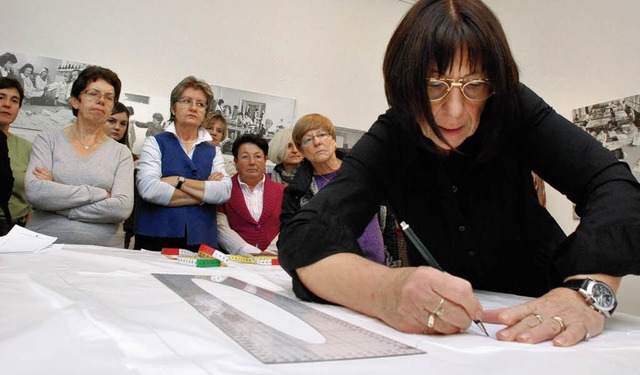 &#8222;Die Balance muss stimmen&#8220;...ei Burda Schnittmuster noch von Hand.   | Foto: G. SieFKE