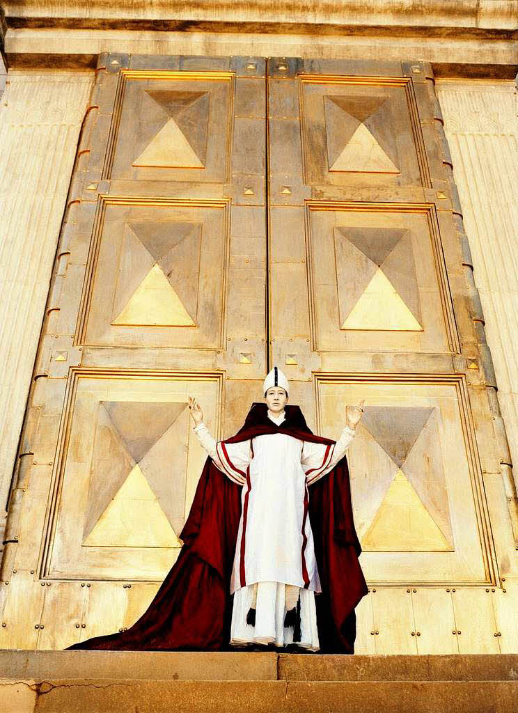 Filmszene: Papst Johannes Anglicus (Johanna Wokalek) vor den Toren des Lateranpalasts.
