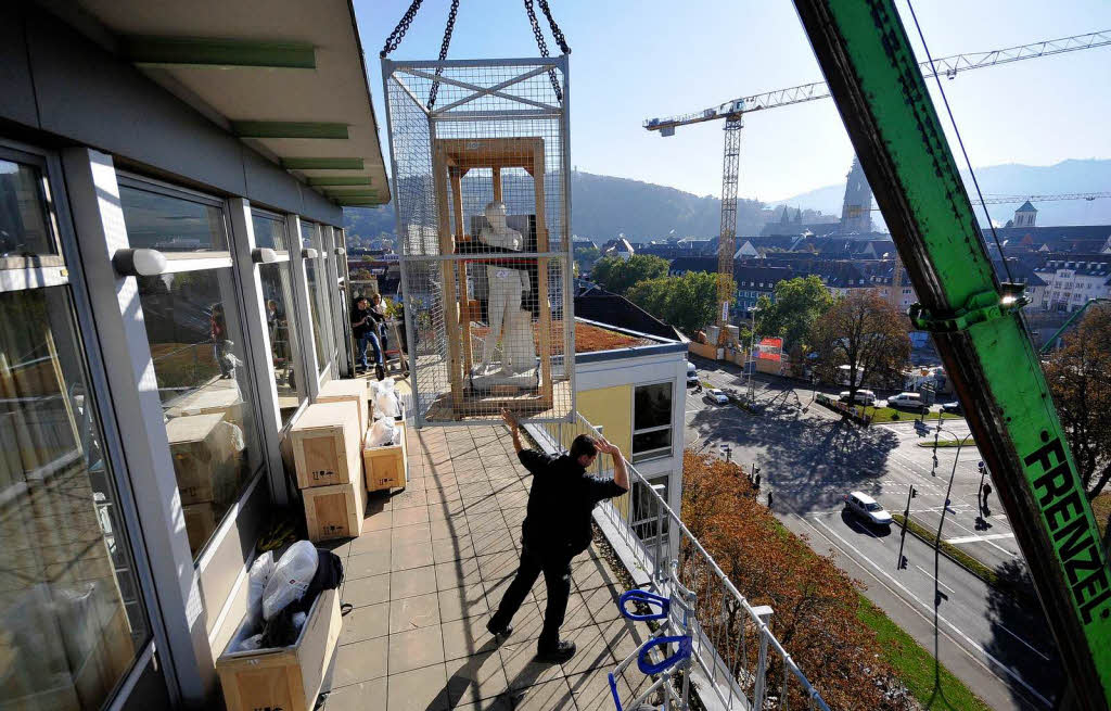 Skulpturen auf Wanderschaft: Die Schtze der Uni Freiburg ziehen in den Herder-Bau um.