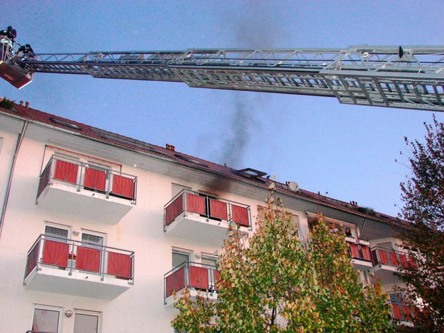 Dichte Rauchschwaden drangen aus dem d...enhauses in der Adolph-Kolping-Strae.  | Foto: Feuerwehr