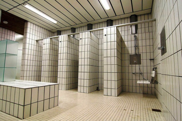 Eine Weile noch mssen die Badegste mit dem Zustand des   Hallenbades leben.  | Foto: Peter Heck