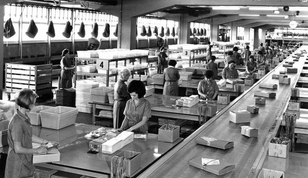 Mitarbeiterinnen arbeiten in der Versandpackerei von  Quelle im sterreichischen Linz, aufgenommen in den 60er Jahren.