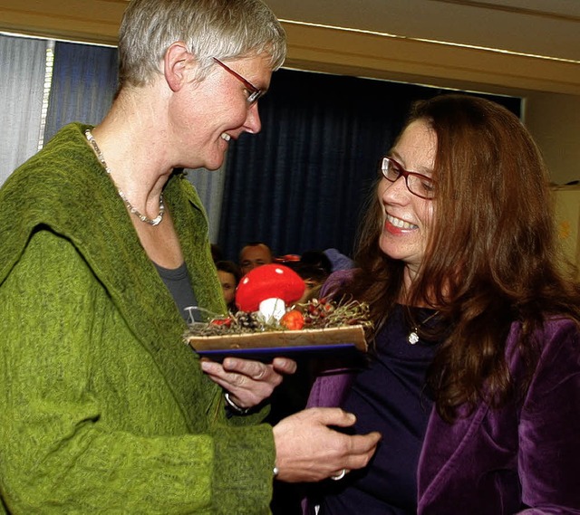 Ein Abschiedsgeschenk des Elternbeirat...tta Boiger (rechts) an Barbara Kempf.   | Foto: heidi fssel