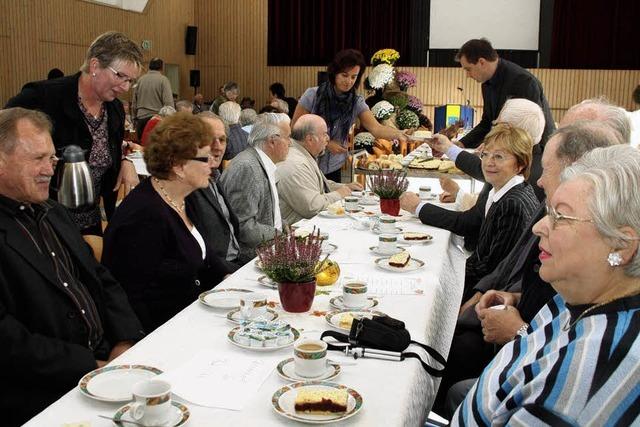 Politiker bedienen die lteren Brger der Gemeinde