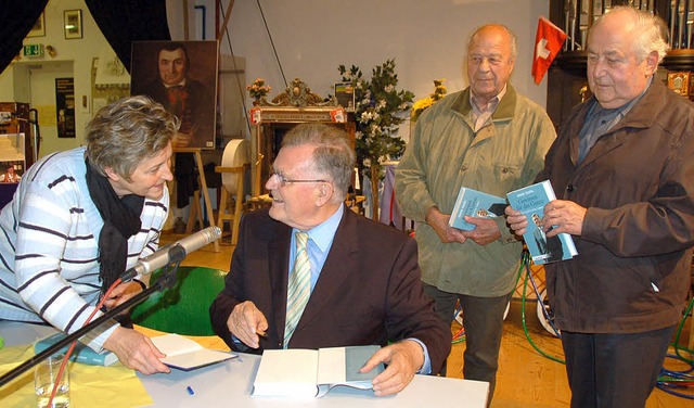 Signierstunde mit dem Ministerprsiden...rsehen mit Erwin Teufel (von rechts).   | Foto: Bernd Fackler