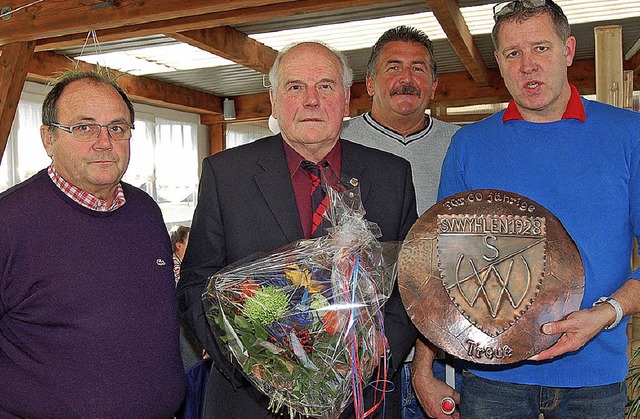 Verdienter Fuballer (von links):    H...) fr  60 Jahre Treue zum SV geehrt.    | Foto: Heinz Vollmar
