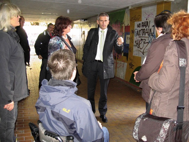 Angeregte Diskussion  mit Brbl Mielic...el in Mllheims Bahnhofsunterfhrung.   | Foto: Drescher