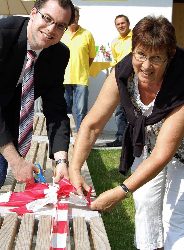 Im Juni bergab Anny Pfeiffer die  FW-...ank  an Brgermeister Ulrich Krieger.   | Foto: MELANIE DRAMAC