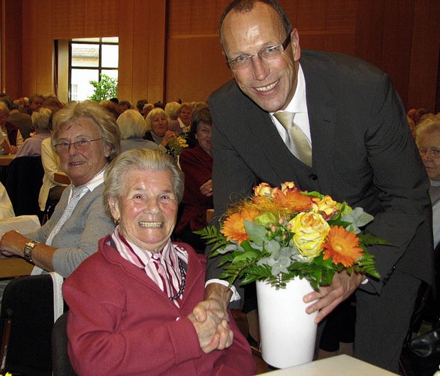 Emma Alznauer war mit 98 Jahren  die ...  ehrte sie mit einem Blumenstrau.     | Foto: susi  kanele