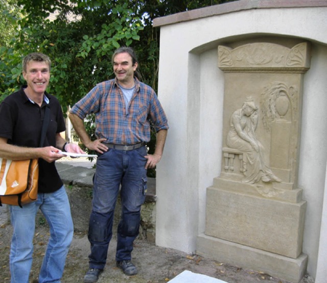 Restaurator Christian Maloigne (rechts)  und  Gerd Hund beim Rothschen Grabmal.   | Foto: privat