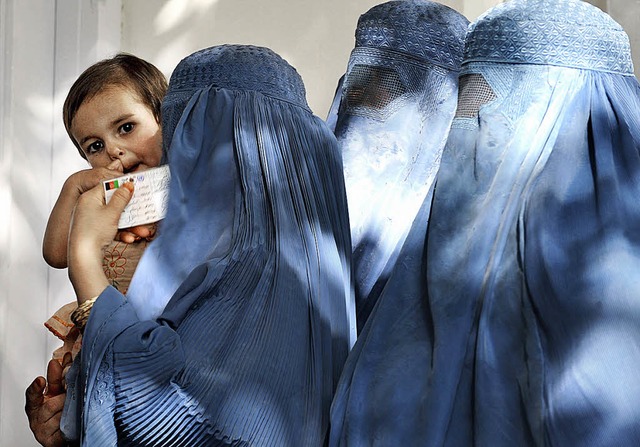 Die Afghanen  gingen trotz Todesdrohun...m November eine Stichwahl auf sie zu.   | Foto: afp