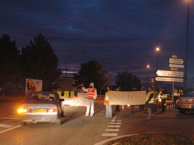 Hoya-Mitarbeiter blockieren die Grenze bei Neuenburg  | Foto: Alexander Anlicker