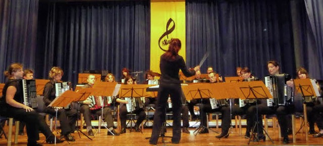 Das neu formierte junge Orchester des ...t im Kurhaus ein erfolgreiches Debut.   | Foto: Manfred Burkert