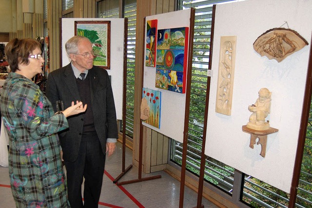 Ehrenbger und Dekan i. R. Franz Gluitz mit lgemlden und Holzschnitzereien   | Foto: Ringwald