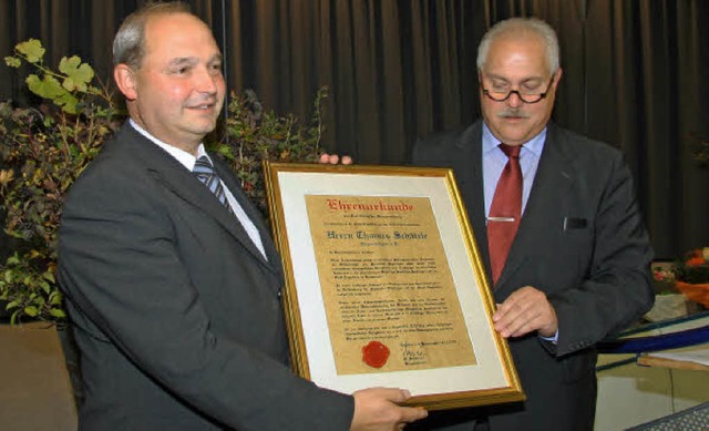 Fr seine groen Verdienste erhielt  d...chweizer die Brgermedaille verliehen.  | Foto: herbert trogus