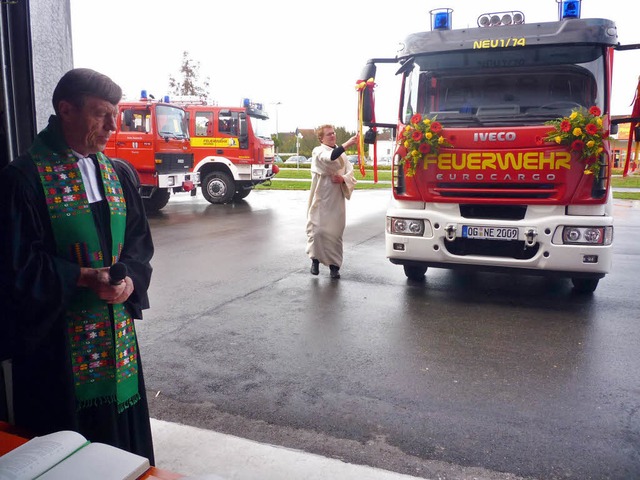 Das neue Feuerwehr-Fahrzeug erhielt den geistlichen Segen.   | Foto: dieter fink