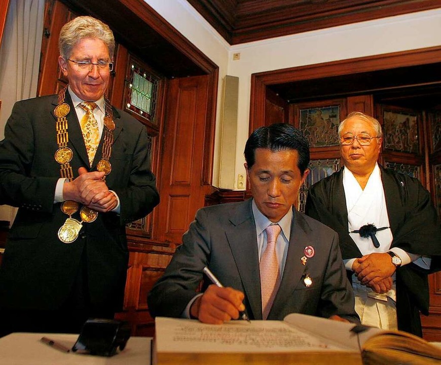 Eintrag ins Goldene Buch der Stadt Lah...hi, rechts Hohenpriester Haruo Hanawa.  | Foto: Heidi Foessel