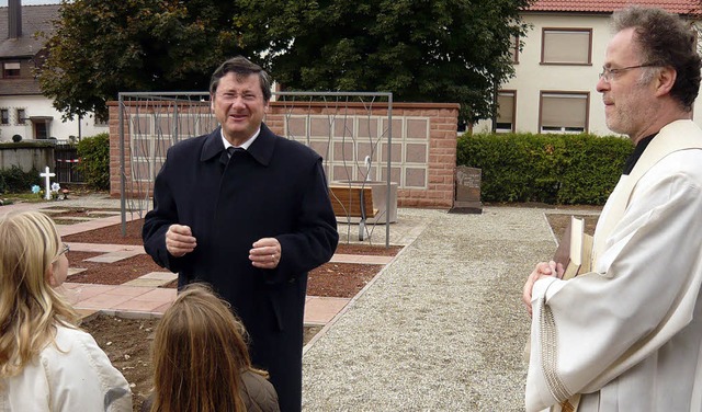 Pfarrer Roland Rettenmaier (rechts) se...ache von Brgermeister Heinrich Dixa.   | Foto: adelbert mutz