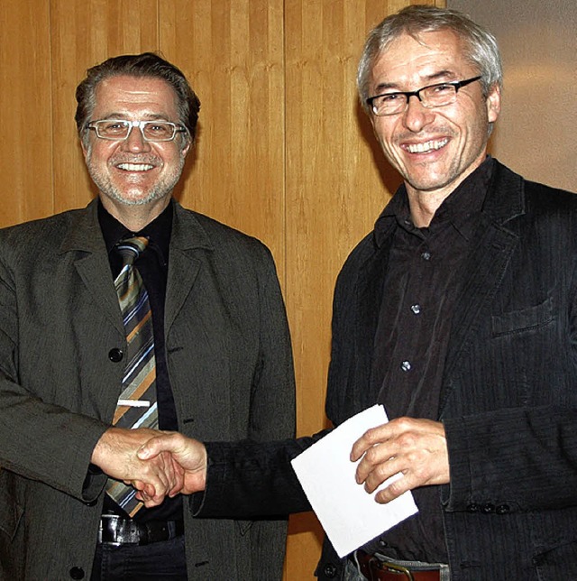 Per Handschlag besiegelte Brgermeiste...es Gemeinderats Daniel Wenk (rechts).   | Foto: langelott