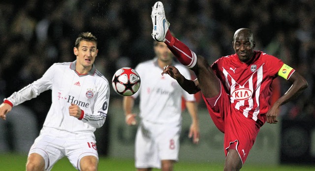 Der Mnchner Miroslav Klose (links) k...lou Diarra von Bordeaux um den Ball.    | Foto: dpa