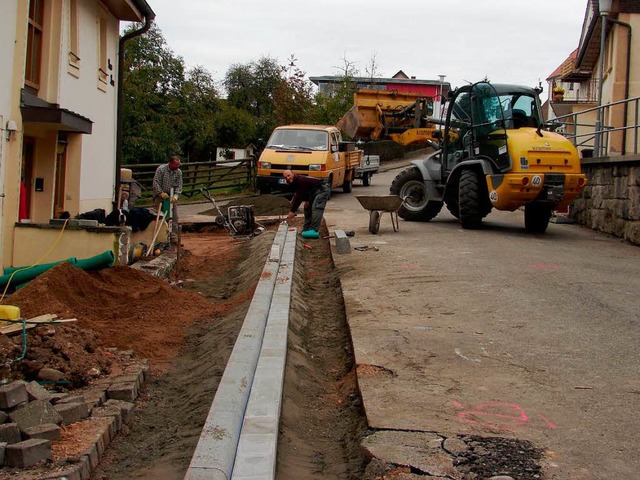 Die neuen Randsteine machen&#8217;s: B...tishausen wieder gebndigt  ablaufen.   | Foto: Maier