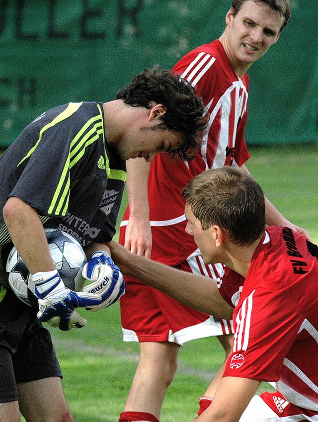 Brombacher Sorgfalt: Notfalls sichern ...an Hierholzer den Ball  zu dritt ab.    | Foto: mat