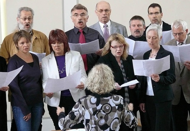 Der Gospel-Chor singt  unter der Leitu...mann im Gottesdienst in Hugsweier.      | Foto: Arbandt