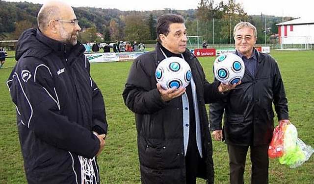 SV-Vorsitzender Emil Franz (rechts) mi... der dem Verein neue Blle spendierte.  | Foto: Privat