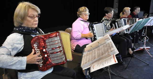 Damen-Ensemble mit Akkordeon und Mann an Mandoline beim Stadtseniorentag   | Foto: Ingo Schneider