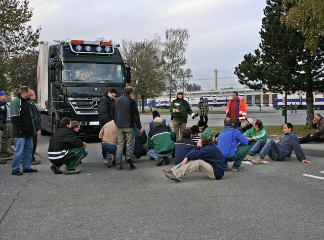 Bauern  aus der Region protestierten a...preispolitik des Discounters Aldi.      | Foto: Vollmer