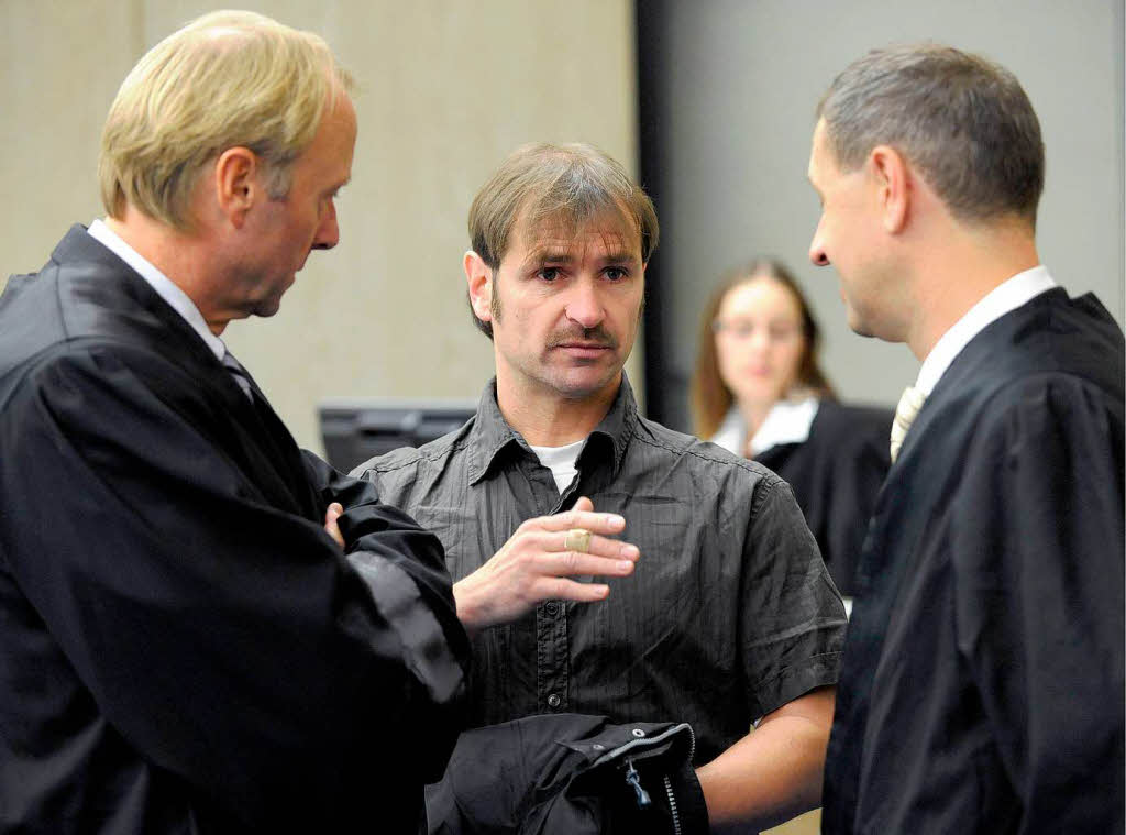 Harry Woerz (M.) vor der Urteilsverkuendung in einem Gerichtssaal im Landgericht Mannheim mit seinem Anwaelten Hubert Gorka (r.) und Ralf Neuhaus.