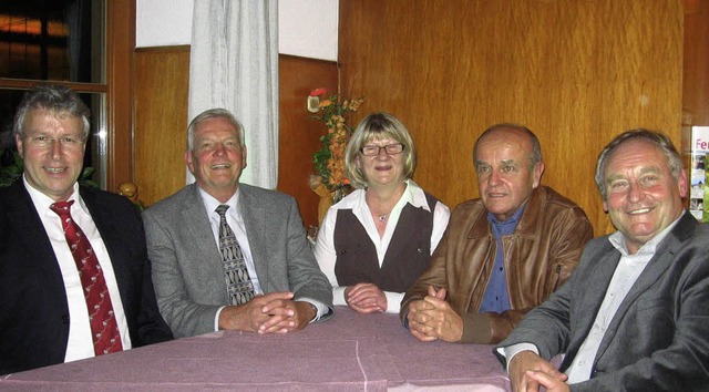 Der neue Vorstand von Aktives Todtmoos...und Walter Schwinkendorf (von links).   | Foto: Stefan Sahli