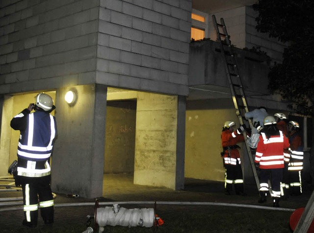 Bei einem Brand in der Tullastrae in Freiburg  kam ein Mensch ums Leben.  | Foto: dpa