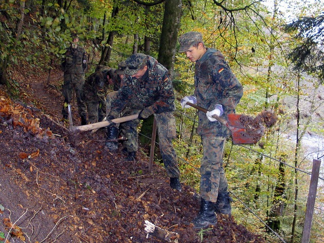 In steilem Gelnde schaufelten Soldate...halb der Wutach einen Wanderweg frei.   | Foto: Martin Wundele