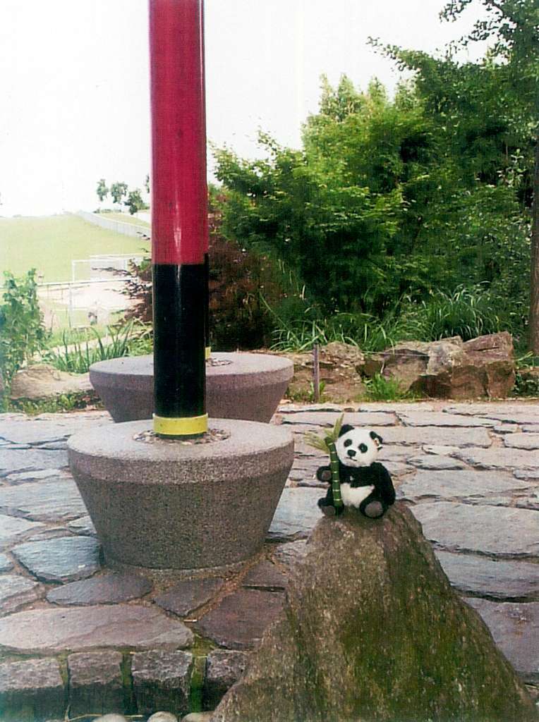Freiburger Mundenhof: "Diese Foto lsst vermuten, unser Panda befinde sich in China, aber in der Tat ist er mit uns zu unserem Lieblingsplatz gekommen: zum Freiburger Mundenhof. Proviant musste mit, obwohl es dort Bambus gibt. Der Mundenhof gefllt uns zu jeder Jahreszeit - er gibt uns das Gefhl, ganz weit weg vom Alltag zu sein" (Ruth Freudemann)