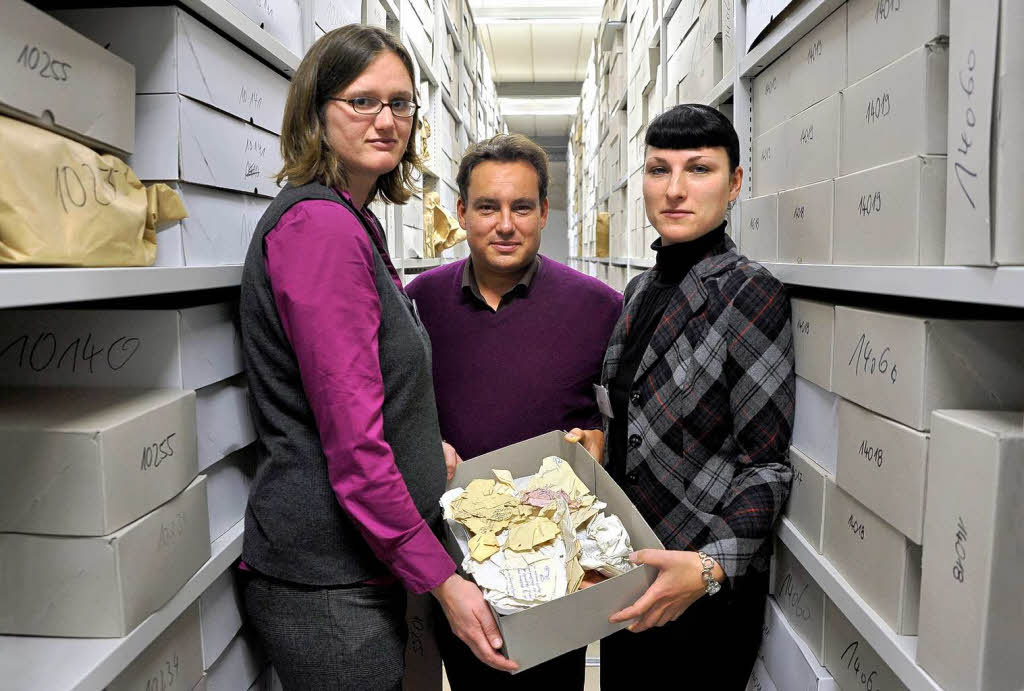 Begutachten das geborgene Archivgut (von links): Archivarin Karoline Meyntz, Daniel Jost vom Militrarchiv, Restauratorin Nadine Thiel.