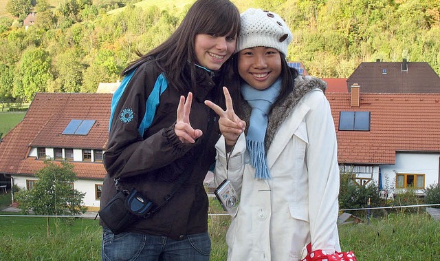 Unsere junge Autorin Amelia Hug und ihre Freundin &#8222;Pong-Pong&#8220;.   | Foto: ZVG