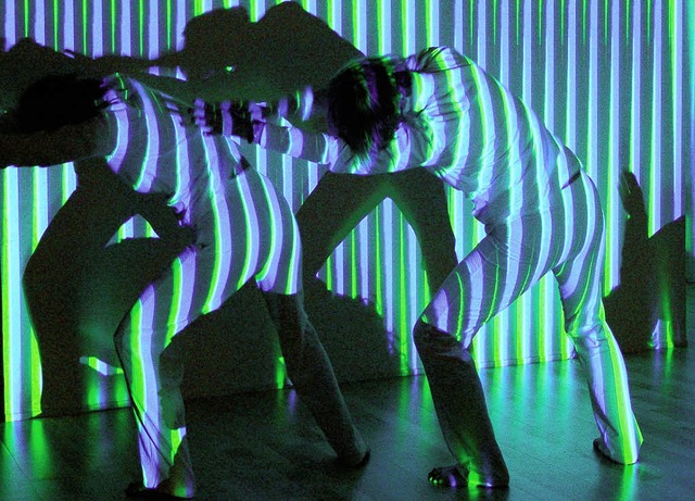 Tanzperformance mit Licht und Schatten in der Galerie Konkret.  | Foto: BZ