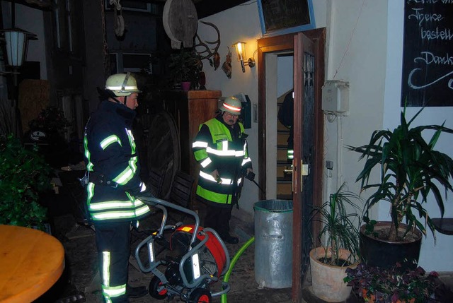 Die Feuerwehr war rasch zur Stelle und...rand in einer Wohnung in der Austrae.  | Foto: Feuerwehr