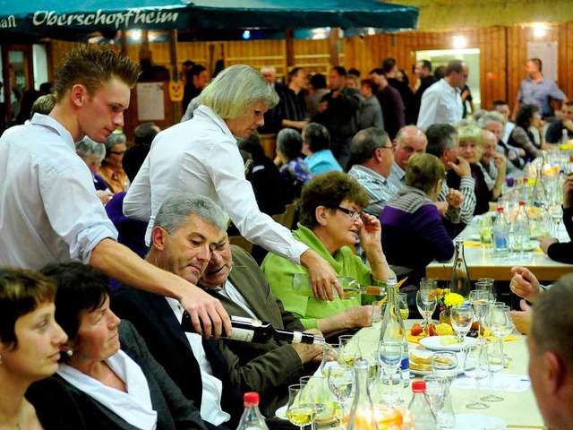 Bei der Weinprobe zum 40. Geburtstag wartete die WG mit einer berraschung auf.  | Foto: Wolfgang Knstle