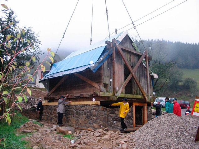 Gesichert durch eine Balkenkonstruktio...lzerne GEtreidespeicher transportiert.  | Foto: Josef Faller