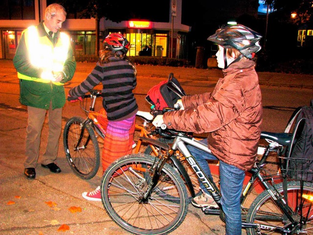 Morgens auf dem Schulweg: Im Dreisamta...en die Rder der Schler kontrolliert.  | Foto: Monika Rombach