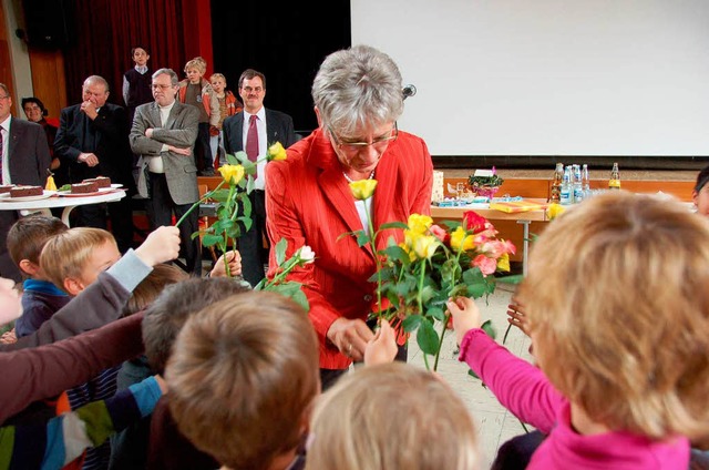 Mit jeweils einer Rose verabschiedeten sich die Kinder von Maria Bonath.  | Foto: Markus Donner