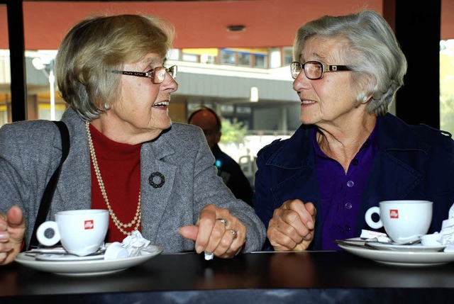 Gisela Haury (links) und Herta Schuh f...e Forum-Premiere mit Kaffee und Hilde.  | Foto: ges